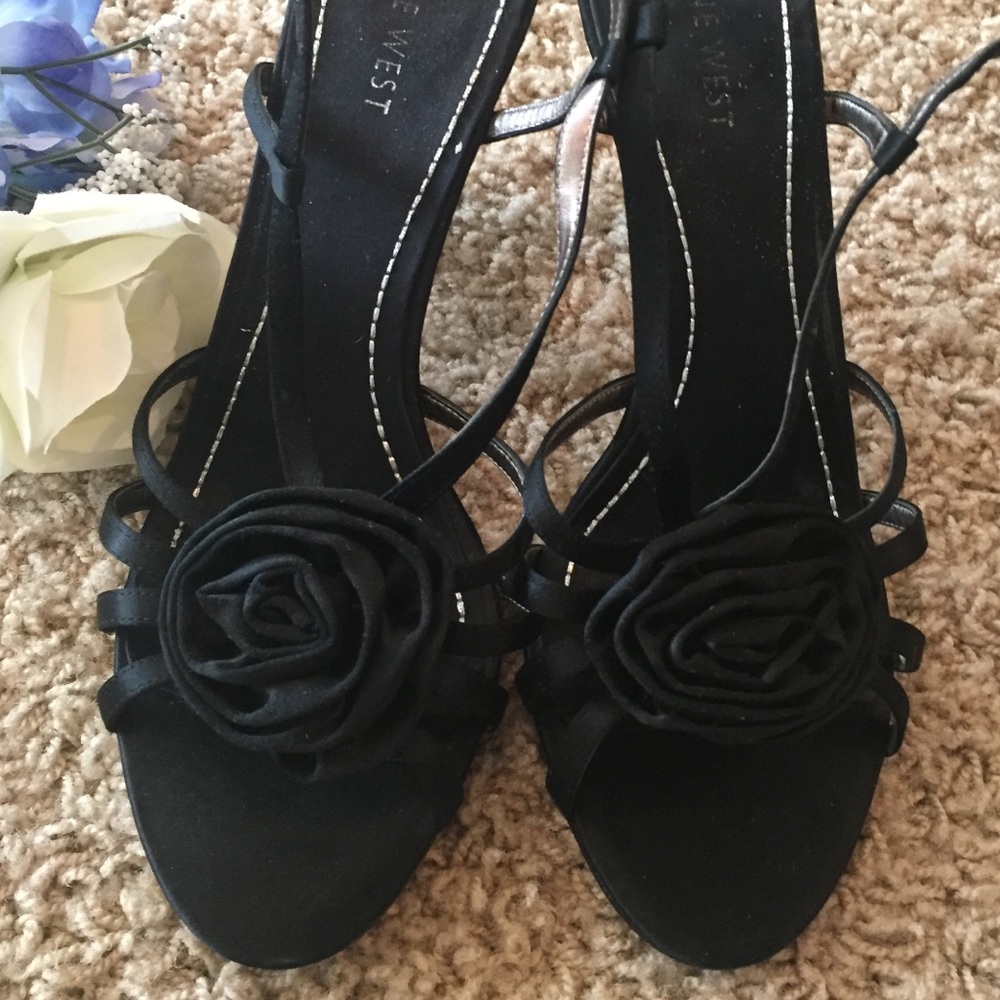 💥FINAL PRICE💥 NINE WEST black satin sandals.